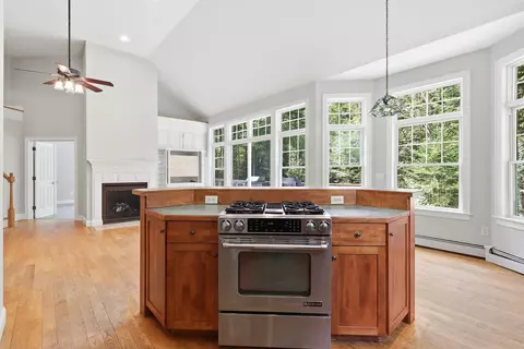Kitchen - 10 Windsor Post Rd, Freeport, ME 04032 photo 3 of 4