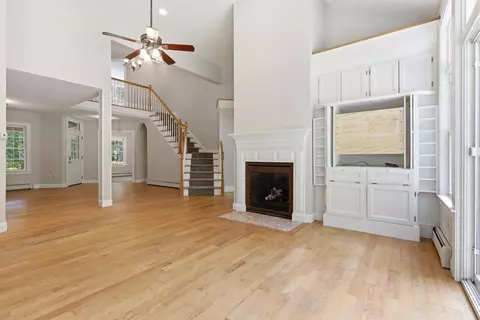 Living - 10 Windsor Post Rd, Freeport, ME 04032 photo 2 of 7