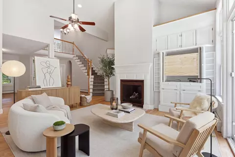 Living - 10 Windsor Post Rd, Freeport, ME 04032 photo 3 of 7
