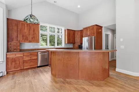 Kitchen - 10 Windsor Post Rd, Freeport, ME 04032 photo 4 of 4