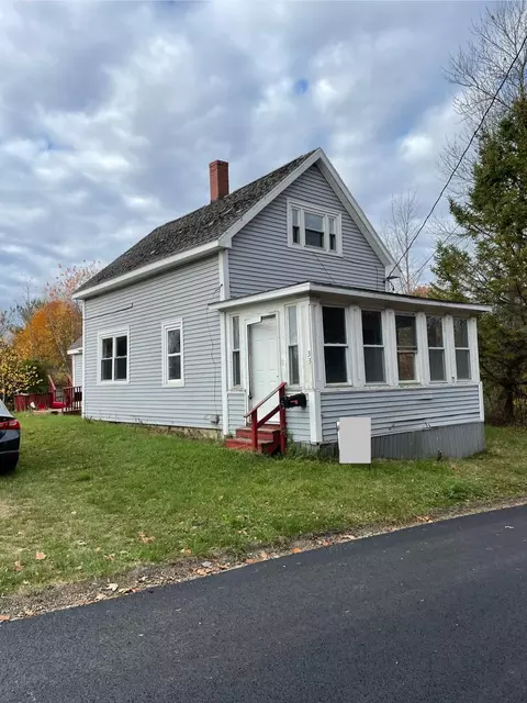 33 Pleasant St, Calais, ME 04619