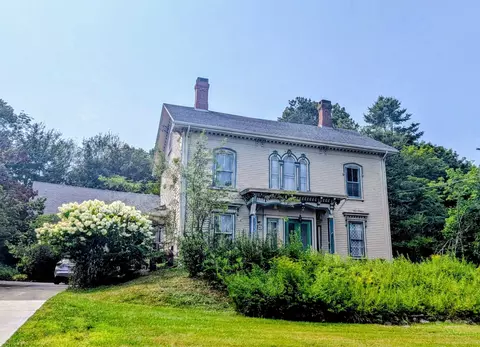 81 W Main St, Searsport, ME 04974