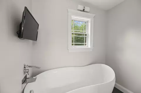 Bath - 8 Badger Ln, Readfield, ME 04355 photo 5 of 9