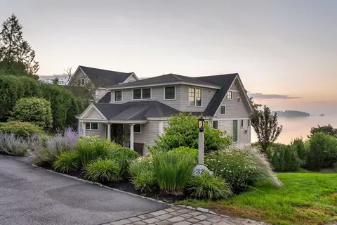32 Edgewater Rd, Falmouth, ME 04105