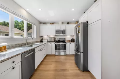 Kitchen - 16 Hunter Dr, Hermon, ME 04401 photo 4 of 4