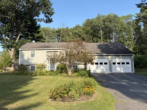 18 Ellen Cir, Yarmouth, ME 04096