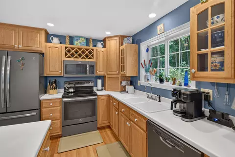Kitchen - 545 Deerfield Dr, Hermon, ME 04401 photo 4 of 7