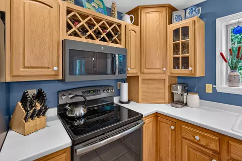 Kitchen - 545 Deerfield Dr, Hermon, ME 04401 photo 6 of 7