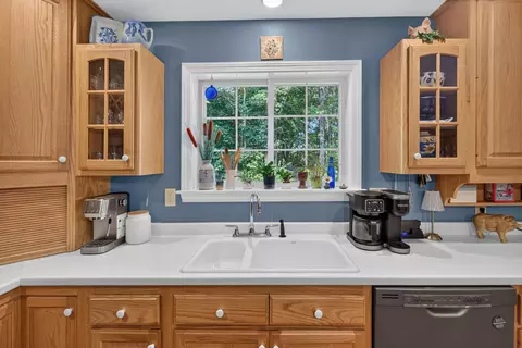 Kitchen - 545 Deerfield Dr, Hermon, ME 04401 photo 5 of 7