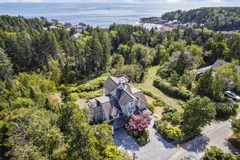 19 Hugh Ave, Bailey Island, ME 04003