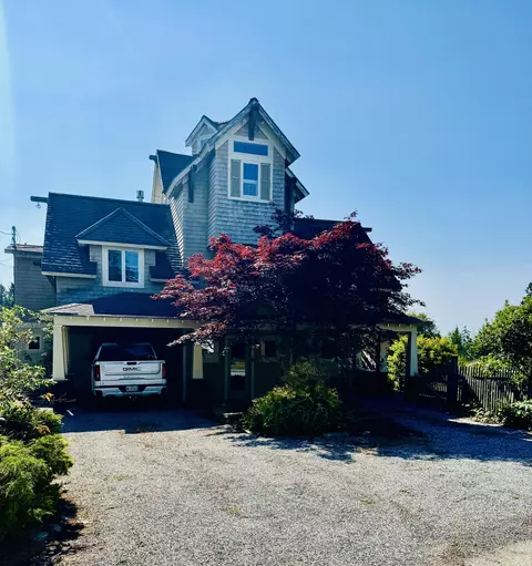 19 Hugh Ave, Bailey Island, ME 04003