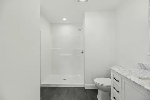 Bath - 629 Riverside Dr, Augusta, ME 04330 photo 1 of 5