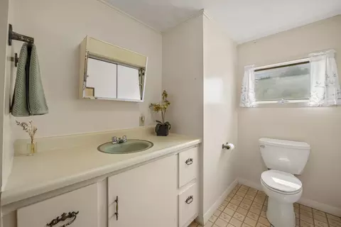 Bath - 377 Pleasant Point Rd, Cushing, ME 04563 photo 2 of 3