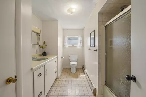Bath - 377 Pleasant Point Rd, Cushing, ME 04563 photo 1 of 3