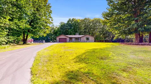 5 Acorn Ln, Lewiston, ME 04240