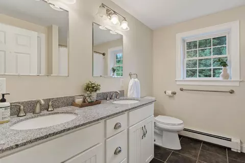 Bath - 7 Arrowhead Ridge Rd, Freeport, ME 04032 photo 5 of 6