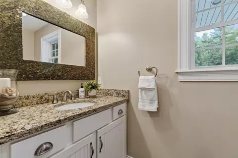 Bath - 7 Arrowhead Ridge Rd, Freeport, ME 04032 photo 1 of 6