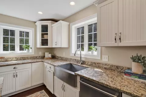 Kitchen - 7 Arrowhead Ridge Rd, Freeport, ME 04032 photo 4 of 5