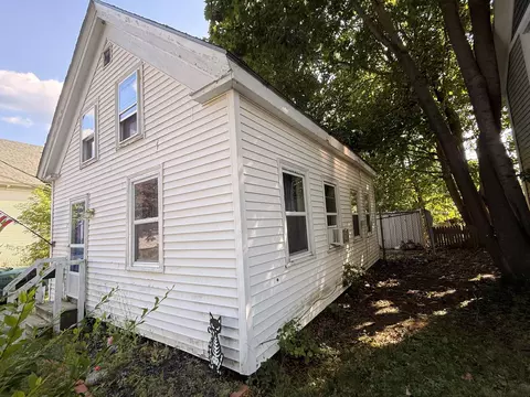 32 Warren St, Rockland, ME 04841