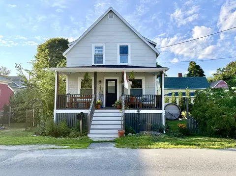 16 Sterling St, Peaks Island, ME 04108