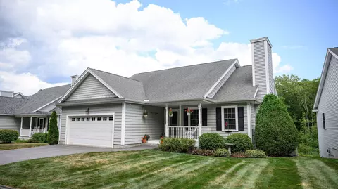 44 Carriage Ln #6, Brunswick, ME 04011