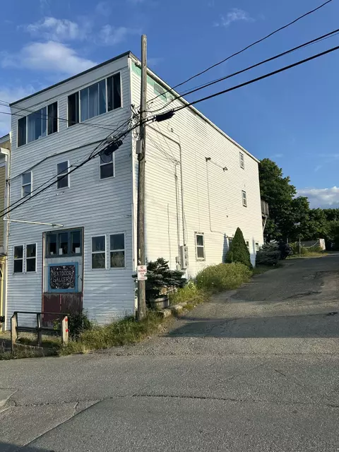 8 Boynton St, Eastport, ME 04631
