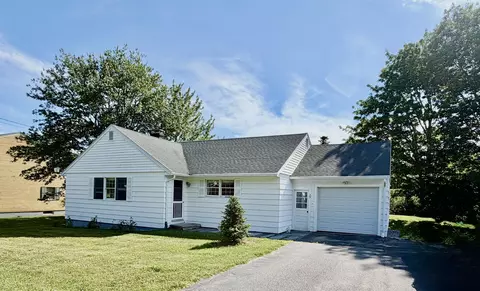 29 Crescent Beach Rd, Owls Head, ME 04854