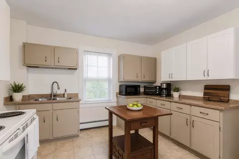 Kitchen - 8-10 South St, Freeport, ME 04032 photo 2 of 3