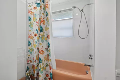 Bath - 31 Moorview Ave, Ogunquit, ME 03907 photo 2 of 4