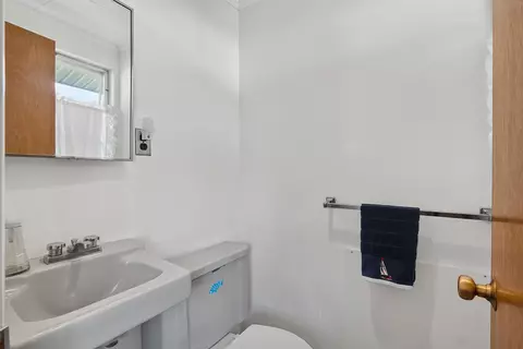 Bath - 31 Moorview Ave, Ogunquit, ME 03907 photo 3 of 4