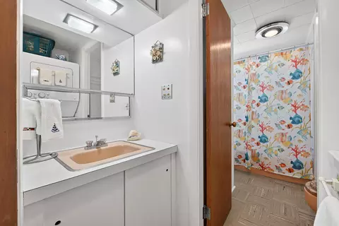 Bath - 31 Moorview Ave, Ogunquit, ME 03907 photo 1 of 4