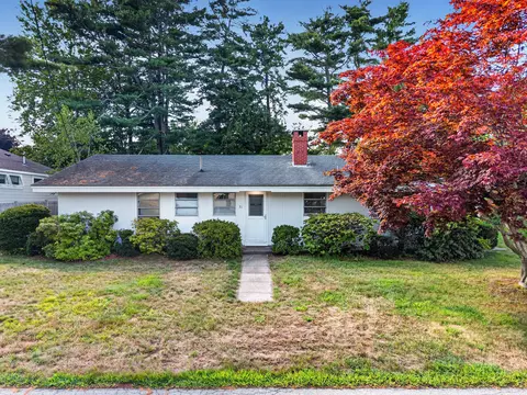 Exterior - 31 Moorview Ave, Ogunquit, ME 03907 photo 3 of 12