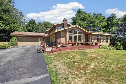 2 Brookfield Rd, Falmouth, ME 04105