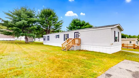 18 Purington Ave, Mechanic Falls, ME 04256
