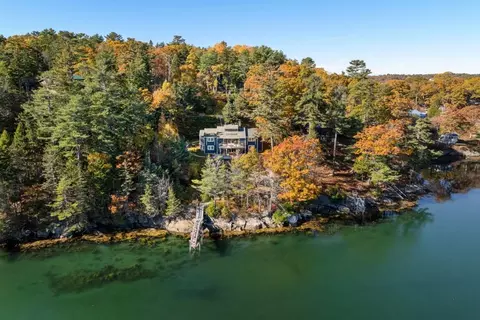 18 Crest Ave, Boothbay Harbor, ME 04538