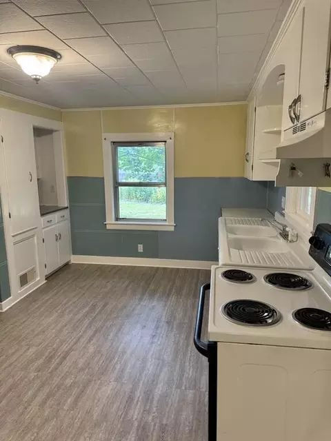 Kitchen - 6 Plummer St, Orono, ME 04473 photo 4 of 6