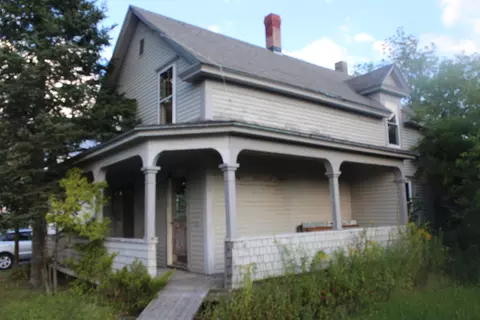 37 Houlton Rd, Island Falls, ME 04747