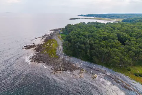 42 Thaxter Ln, Kittery Point, ME 03905