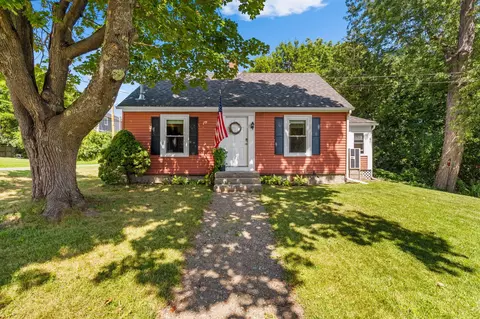 26 Ferry St, Winterport, ME 04496