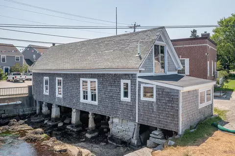 Exterior - 10 Main St, Vinalhaven, ME 04863 photo 1 of 1