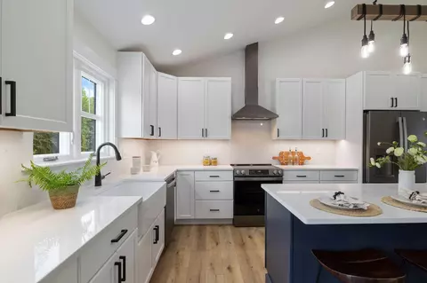 Kitchen - 459 Hansons Ridge Rd, Springvale, ME 04083 photo 5 of 8