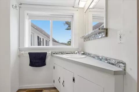 Bath - 43 Winthrop Rd, Readfield, ME 04355 photo 1 of 8