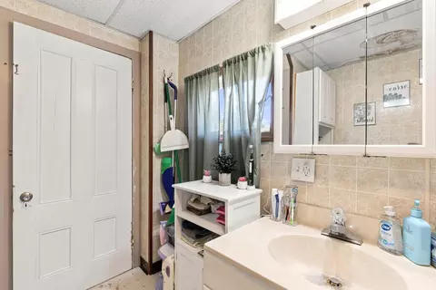 Bath - 705 Roosevelt Trl, Windham, ME 04062 photo 2 of 2