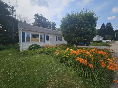 54 Irwin St, Lewiston, ME 04240