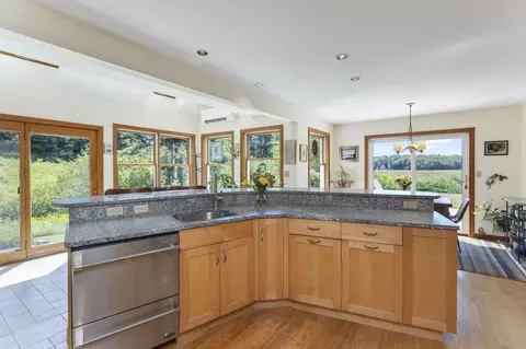 Kitchen - 4 Tidal Brook Rd Ext, Freeport, ME 04032 photo 5 of 6