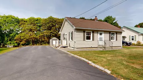 12 Hillcrest St, Gardiner, ME 04345