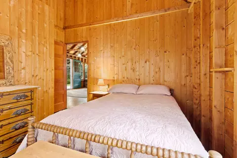 Bedroom - 207 Pleasant Point Rd, Cushing, ME 04563 photo 2 of 5