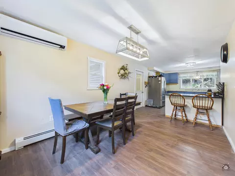 Dining - 945 949 Main St, Wayne, ME 04284 photo 2 of 2