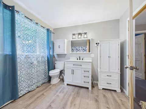 Bath - 945 949 Main St, Wayne, ME 04284 photo 1 of 2