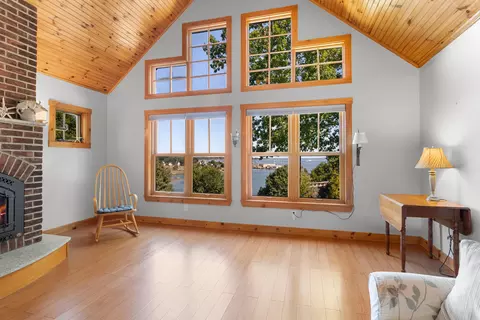 14 White Stone Ln, Owls Head, ME 04854
